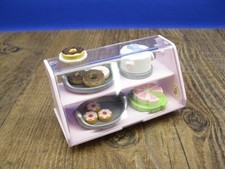 Kuchentheke mit Kuchen