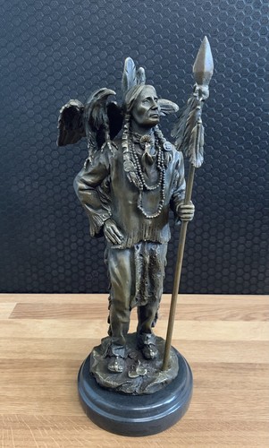 Bronzefigur indianer mit adler - bronzefigur,