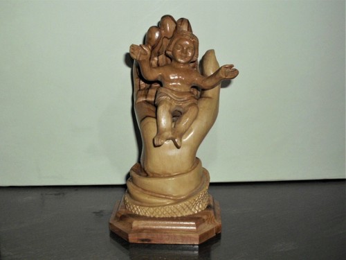 Hand mit kind aus olivenholz - mit,