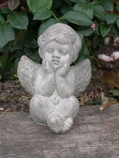 Kleiner nachdenklicher Engel