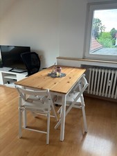 Hellbraun-weißer Küchentisch IKEA fast unbenutzt mit zwei Stühlen