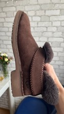 UGG Boots in dunkelbrauner