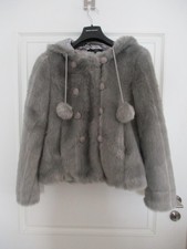 Neue Felljacke mit Kapuze