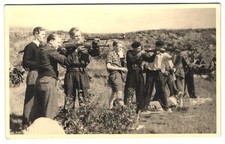 Fotografie junge Sportschützen mit Kleinkalbier Gewehr schießen auf Zielscheibe 