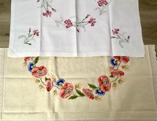 2 sehr schön bestickte