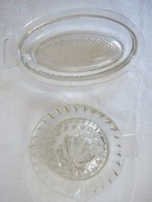 ältere Zitronenpresse und Apfelreibe aus Pressglas