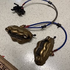 Suzuki GSX R1000 K5 K6 Bremssattel vorne Komplett mit Stahlflexleitungen 