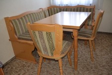 Eckbankgruppe bestehend aus Tisch (ausziehbar), Eckbank und 2 Stühlen
