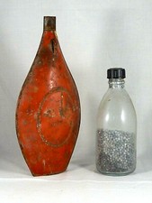 alte Schrotflasche / Munitionsflasche mit Schrotkugeln / Bleikugeln