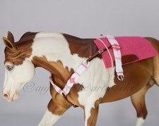 WesternVorderzeug Sattelpad pink Breyer Resin Tack 1:9 Modellpferd Zubehör