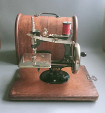 Vintage Miniatur Nähmaschine "LEAD" Kettenstich mit Koffer sehr guter Zustand siehe Video