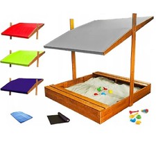 Sandkasten aus Holz mit Dach