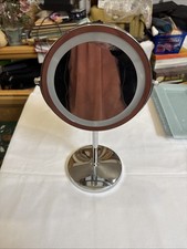 beleuchteter Kosmetikspiegel mit Standfuß, der von der Marke LACURA