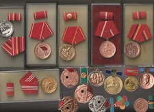 Konvolut von Auszeichnungen,Abzeichen, Medaillen, Interimsspangen,und Urkunden -