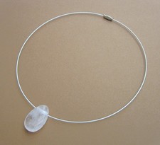 Bergkristall Anhänger auf 45 cm Stahl Halsreif weiß mit Drehverschluss