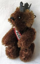 Schuco Berlin Teddy Miniatur ca. 7 cm - mit Anstecknadel, Schärpe + Krone