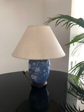 zauberhafte chinesische Tischleuchte aus blau-weißem Porzellan, Rohseide-Schirm