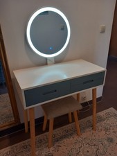 Kosmetiktisch mit Spiegel, Beleuchtung und Hocker