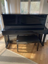 Essex EUP-111E Klavier von Steinway & Sons mit Hocker