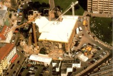 Postkarte :   DRESEDN - Luftansicht Frauenkirche , Wiederaufbau 21.08.1996