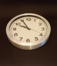 Wanduhr Aluminium matt, groß Dm30 cm, Quarz, 1990er