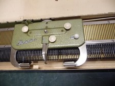 7128.        Alte Strickapparat Präzisa  Metallkasten   Strickapparat
