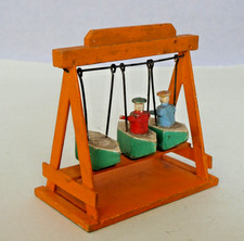 altes Erzgebirge Spielzeug (Seiffen): Schiffschaukel / Jahrmarkt