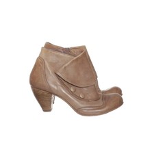 Gidigio, Stiefeletten