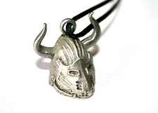 Anhänger Ritter-Helm Visier-Helm Hörnerhelm Metall helmet 2x2x2,5cm 16 Gramm NEU