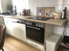 Top-Einbauküche cremeweiß, 2 Küchenzeilen mit neuen Arbeitsplatten: 2,50m +1,80m