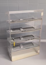 weiße Vitrine für 60 Schreibgeräte abschließbar