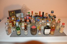 48  Miniaturflaschen- davon 6 Scotch-Whisky, 23  Obstler/Brände, 19 Liköre