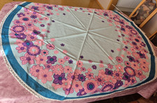 Tischdecke rund Durchmesser ca. 119 cm in blau/rosa Tönen mit Zierkante in weiß