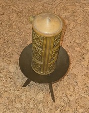 Antike Kerze geprägte Hülle + Messing Kerzenständer 2tlg dreibeinig Vintage