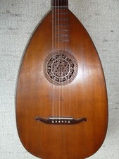Gitarrenlaute  aus