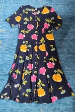 Blumiges Damenkleid in A-Form