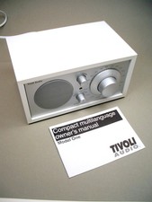 Tischradio „Tivoli-Model One“ (AM/FM Table Radio) von Henry Kloss, Weiß/Silber