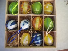 11  bemalte Ostereier, normale Größe, handbemalt, Bändchen, Kunststoff