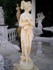 Gartenfiguren "Frau mit Tuch"