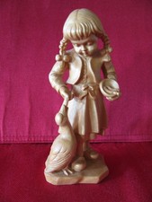 geschnitzte Holzfigur aus Südtirol  /  "Mädchen mit Zöpfen füttert Gans"