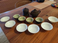 2 Chinesische Teekannen und  10 Tassen 