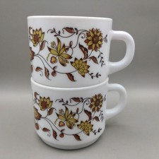 2 x Vintage Retro ARCOPAL FRANCE Milchglas Blumenmuster Tee Kaffee Tassen sehr guter Zustand