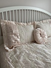 Tagesdecke Set mit Kissen - Spitze, Perlen & Pailetten