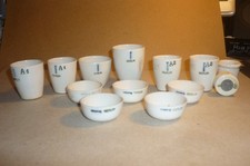 Altes kleines Laborporzellan