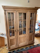 Antiker Vitrinenschrank, 3 türig mit Glas, Vollholz