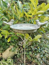 Dekorative kleine Vogeltränke