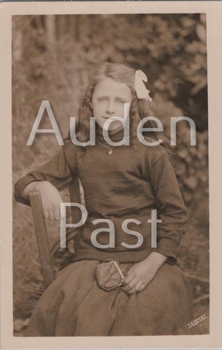 Rppc mädchen sitzend - mädchen, im