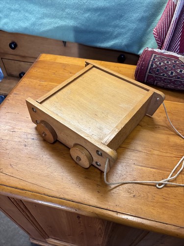 Vintage nachziehwagen aus holz - aus,