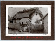 Hof mit Brunnen im Buchenland