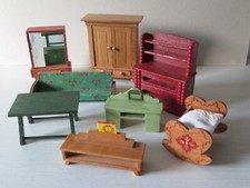 Puppenhaus Stube Kleiderschrank Spiegelkommode Sofa Tisch Babywiege, Holz-Möbel